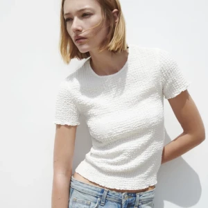 T-shirt  - Vit T-shirt med struktur från zara. Liknar intimissmi t-shirt. Helt oanvänd 
