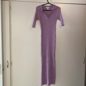 Lila klänning Monki - Superskön klänning i storlek XXS , dock väldigt stretchig i storlek, så en S-M kan ha den. Knappt använd. 