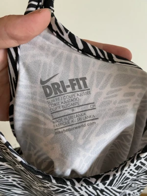 Nike träningslinne - Hund och katt finns i hemmet. 