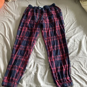 Pyjamasbyxor  - Pyamasbyxor. Mönstrad med färgerna röd, vit och väldigt mörk blå. Skönt material att ha på sig. Snören fram. Storlek 170 men passar mig som är XS-S. Kom privat för fler bilder eller frågor!💕