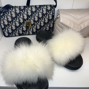 Äkta päls tofflor  - Tofflor i äkta päls, storlek 38-39💗 Köpta för 449kr säljs för 290kr. Knappt använda.