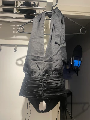 Halterneck topp - Halterneck topp från bikbok använd 1 gång