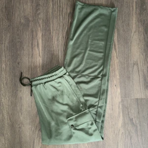 Byxor  - Helt oanvända mjuka cargos från junkyard.   Rensar ur min garderob från en hel del oanvända kläder🌼 Kika och se om du ser något mer i min profil som du gillar så skickar jag med det till dig också!😊 Fler kläder kommer! 