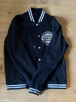Varsity jacka - Varsity jacka från Urban Classics i bra skick.  För mer info, skriv. Pris kan diskuteras.
