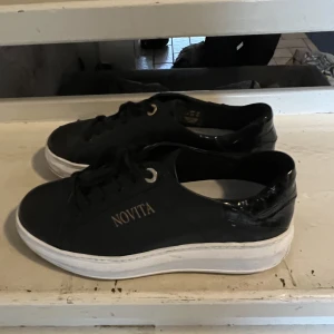 Novita sneakers - Storlek: 38 Använt ca 3 gånger så väldigt bra skick, säljer för att de inte passar till mina fötter.  Kvitto finns  Nypris: 1 300kr Säljer för: 699kr