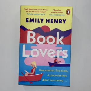 Book Lovers - En romantisk sommarbok som har varit väldigt populär på booktok! I bra skick och med obruten bokrygg 💖