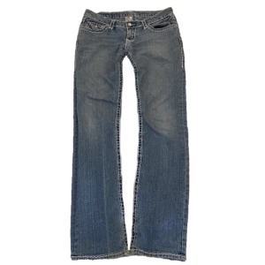 True religion jeans  - Innerbenslängd: 80cm Midja: 40cm Snygga trueys med diamanter som knappar och vita sömmar❗️Dom har inga tydliga skador men är  slitna vid hälarna som man kan se på andra bilden. Kontakta mig gärna vid frågor eller om ni vill ha fler bilder på plagget❤️
