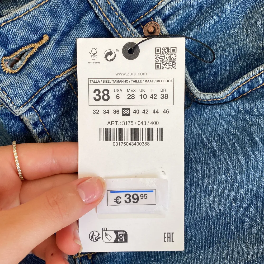 Dessa jeans är i nyskick med prislappen på, säljer pg av att jag har ett par liknande🤗 Perfekta till hösten och passar även de som har 36❣️. Jeans & Byxor.