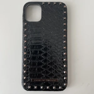 Ideal of Sweden mobilskal - Köpt för 180kr på deras egna hemsida för ca en månad sen, knappt använd, säljer för att jag fick en ny mobil💕det är jättebra skick på skalet, bara att färgen har försvunnit lite på nitarna, som ni kan se på bild 3, tryck gärna på köp nu💕