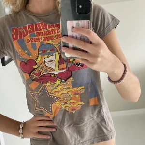 Babytee - Asball och unik babytee med tryck och rhinestones✨passar runt xs-s🥰