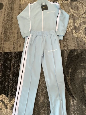 Palm angels dress blå - Säljer en Palm angels dress, tröjan storlek S och byxorna M.