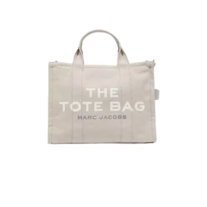 TOTE BAG - En beige Marc Jacobs ”tote bag” i storleken large. Använd ca 3 gånger Nypris: 2500kr Priset går att diskutera vid snabb affär