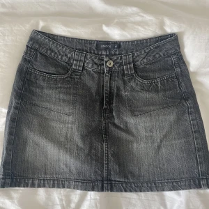 Jeanskjol - Cool mini jeanskjol, coola fickor Ser oanvänd ut i fint skick!