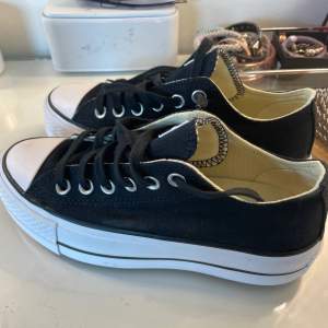 Helt nya converse som endast är testade!! Nypris 899kr