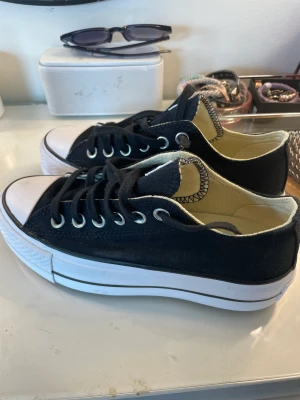 Converse - Helt nya converse som endast är testade!! Nypris 899kr