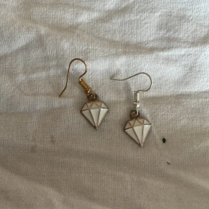 Örhängen  - Superfina örhängen dem alla kostar 10 kr Pär par.Köp 2 par för 15 köp tre för 22💕