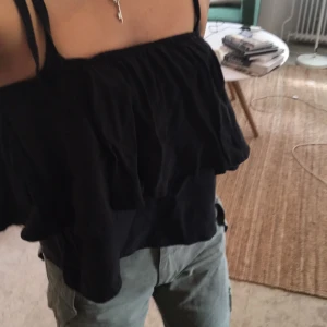 Topp - Säljer denna gulliga top för att det inte riktigt är min stil använd en gång skulle säga att den passar både xs och s jag är själv en xs. Jätte bra kvalitet kontakta helst mig om ni är intresserade 🤍