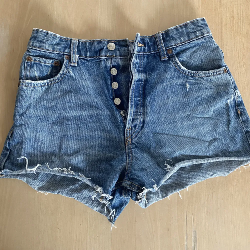 Jeansshorts som nästan aldrig använts då de är för små! Pris kan diskuteras💗. Shorts.