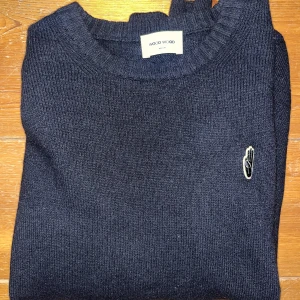 Wood Wood - Stickad stilren tröja från Wood Wood i ekologisk bomull.  Sparsamt använd.  Nypris: 1199 :- 