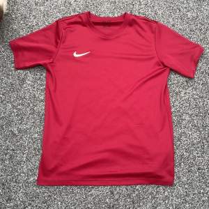 En snygg Nike tröja som jag nu säljer, Pris: 99 kr Storlek: S, hör av er för mer information👌