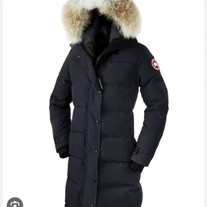 Canada goose shelburne parka M - Säljer nu min superfina och varma canada goose jacka i modellen shelburne parka som är använd en vinter i storlek M. Den är i superfint skick men säljer  då den inte används samt att den är för stor. skickas till köparen som betalar frakt (spårbar)