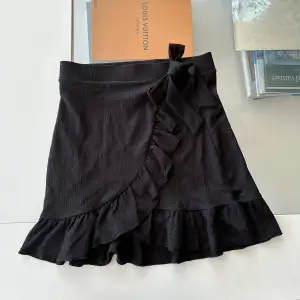 Svart kjol från Gina, endast använd en gång. Jättefin och detalj med band att knyta vid höften 🖤