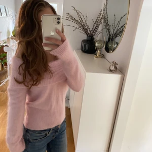 Rosa tröja - Jätte fin rosa stickat tröja i nyskick. Size 12. Passar mig som har xs/s. Men passar nog även M. Säljer då jag aldrig haft tillfälle att använda den💕💕skriv om ni har en fråga