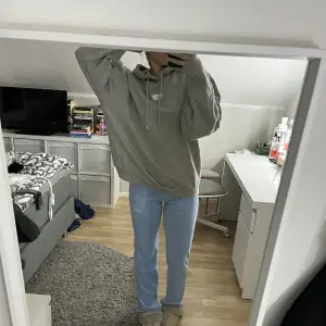 om du älskar riktigt oversized hoodies så är denhär för dig! 😍köpt från Nyden riktigt snygg hoodie som man kan använda vilken chill dag som helst 🤙🏼