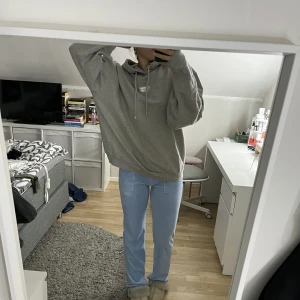Oversized hoodie - om du älskar riktigt oversized hoodies så är denhär för dig! 😍köpt från Nyden riktigt snygg hoodie som man kan använda vilken chill dag som helst 🤙🏼