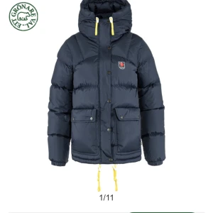 Fjällräven jacka  - Säljer min fjällräven jacka i modellen ”EXPEDITION DOWN LITE JACKET W Dam”  i färgen ”navy” som är i jättebra skick, endast använd en vinter. Kom privat för flera egna bilder! 💕💕 Kan mötas upp i Stockholm eller frakta, köparen står för frakten isf.