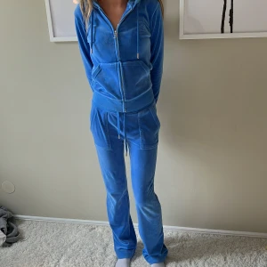 Juicy sett - Säljer mitt blåa juice sätt då de inte  kommer till användning. Säljer båda delarna tillsammans. Byxorna är lite insydda vid låren och även uppsydda. Jag är 1,62 och dem passar på mig🫶🫶