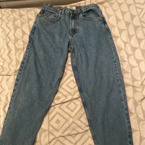 Dessa Loose fit jeans från rebel är i riktigt bra skick och har inga skador alls. Säljer dessa byxor eftersom att de är för små för mig