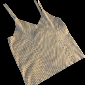 Vitt linne  - Xl men sitter som m-L 