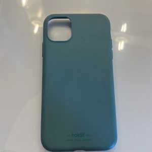 Mobilskal - Ett grönt silikon skal till iPhone 14. Knappt använd och har inga skador. Själs för 20kr plus frakt 