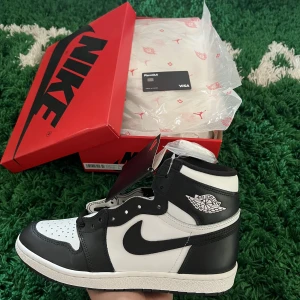 Jordan 1 High 85 Black White - Jordan 1 High 85 Black White  Storlek: US9/EU 42.5 Condition: Helt nya/ OG All Pris: 2600   Kvitto och referenser finns Frakt är inräknat i priserna