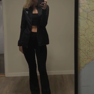 Gymshark Träningsjacka Zip-up - Träningsjacka i väldigt fint skick från Gymshark. Använd och tvättad några gånger men det är inget som märks. 