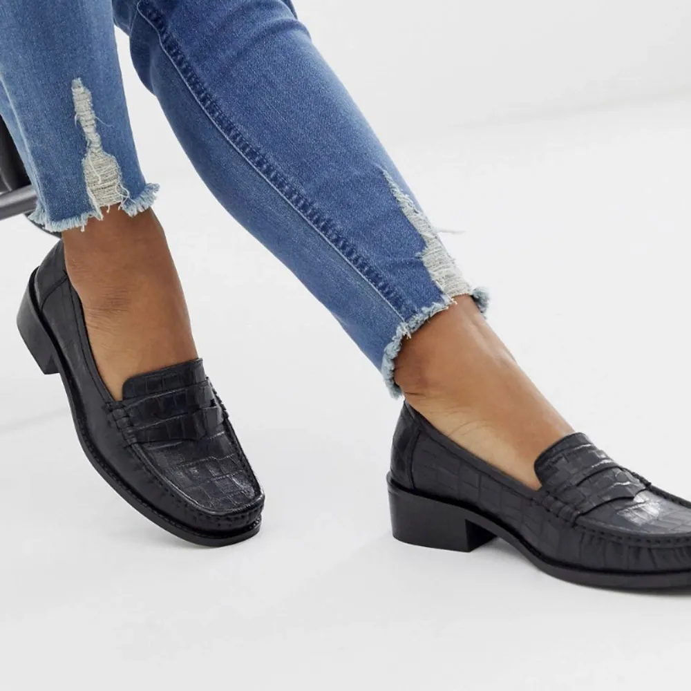Svarta loafers i 90-talsstil. Skorna är endast provade, storlek 37 men upplever de något mindre. . Skor.