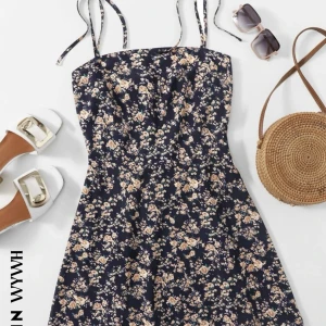 Kort klänning - Kort blommig klänning. Oanvänd, köpt från Shein (bilder från Shein) Strlk: XL. Väldigt stretchig, svalkande tyg.