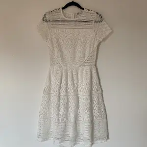 Otroligt fin klänning från Ginatricot. Perfekt nu till sommaren. Påminner om ByMalina 💓 Först till kvarn. Använd gärna köp nu. 🌻