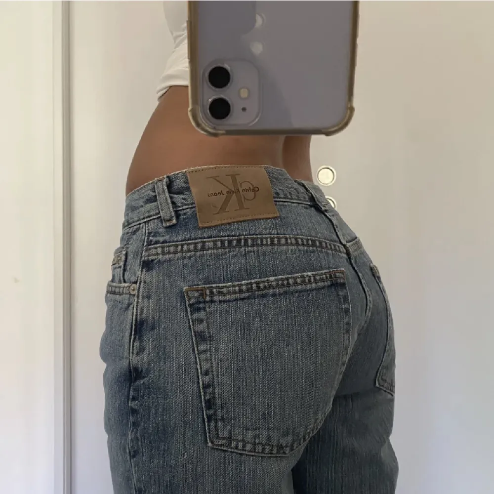 Intressekoll!! På dessa skit snygga lågmidjade Calvin Klein jeans som jag köpte på plick (bilderna är från säljaren) men som tyvärr är lite för små och vet inte om jag kommer få på dom någongång…🩷🩷 kom gärna med pris vid intresse!. Jeans & Byxor.