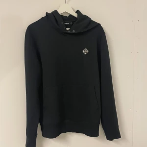 J Lindeberg Hoodie  - J Lindeberg hoodie i nyskick endast använd några få gånger. 8/10  Nypris 1600k