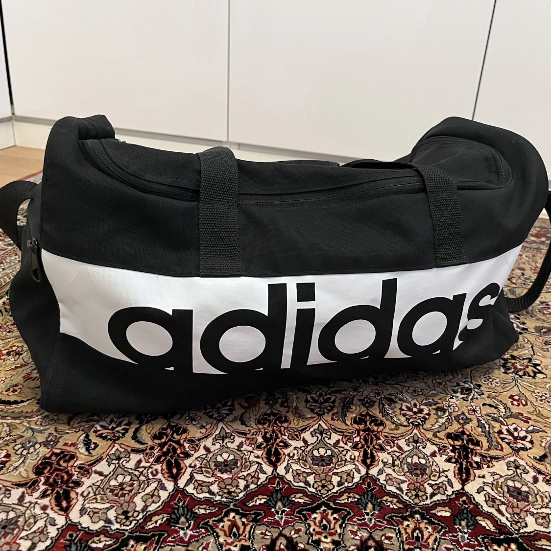 adidas vĂ€skađ„đ„