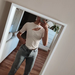 Vit tröja - Cool vit tröja med skärning från Gina Tricot. Storlek small. Lätt ribbat tyg. Som ny! 