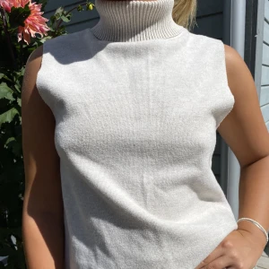 Polo tröja🫶🏽 - En beige polo utan ärmar. Använd fåtal gånger.