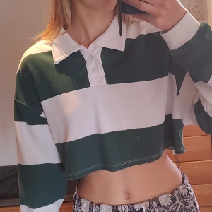 Långärmad magtröja - En jätte fin vit och grönrandig magtröja som tyvärr inte kommer till användning. Använd ett fåtal gånger.