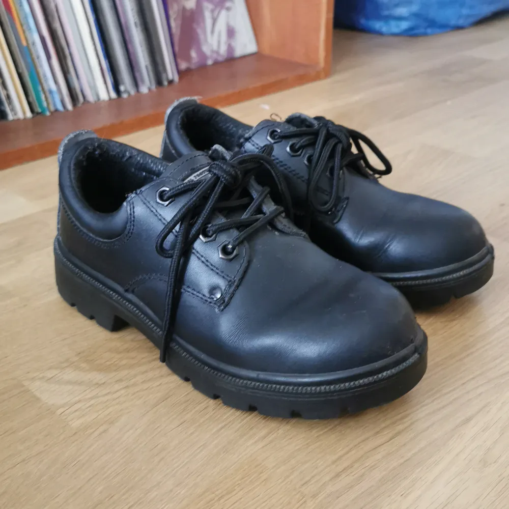 Industrial footwear safety shoes, wore them maybe 5 times. They are super cute for a city casual goth look but a bit too small for me unfortunately. They are real safety shoes with protection over the toes. Very comfortable and lightweight :) size 4/37. Skor.