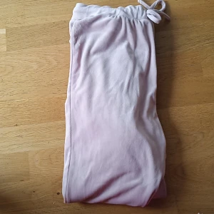 Rosa mjukisbyxor  - Nu säljer jag mina mjukisbyxor för att jag tycker att dom inte är fin på mig längre det finns inga fläckar eller hål i dem och dem är bekväm och mjuk dem tvättas innan fraktas och köparen står för frakten köpte för 300 och säljer för 100 kr. 🔥🔥
