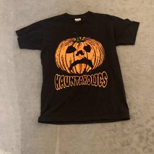 hauntaholics tee - fet tröja använd enstaka gång 