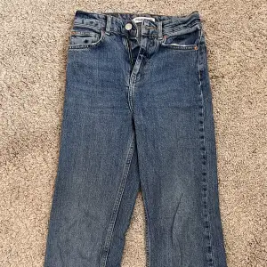 Blåa högmidjade jeans från Pull&bear. Sitter tajt om låren och lösare i sluten av benen. Midjemått 32 cm tvärs över. Innebenslängd 80 cm. Inga defekter. 