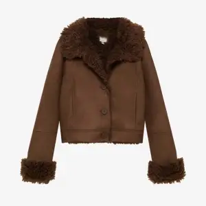Säljer denna jättesköna bruna jackan ifrån pull&bear i storlek XS. Den är i mockatyg och är ändast använd en gång så den är precis som ny och perfekt till hösten🥰